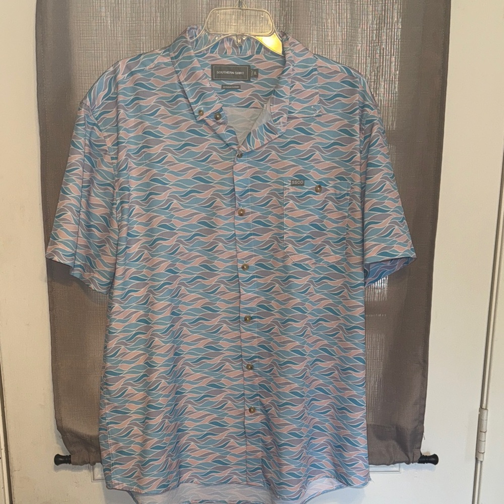 The Southern Shirt Company Men's Blue and Pink Wave Shirt